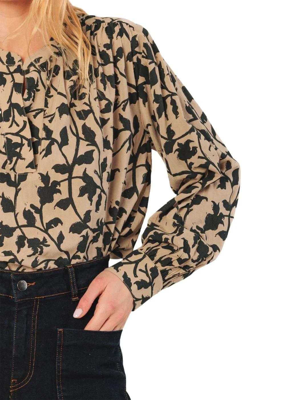 Indi & Cold Blusa cuello mao Beige