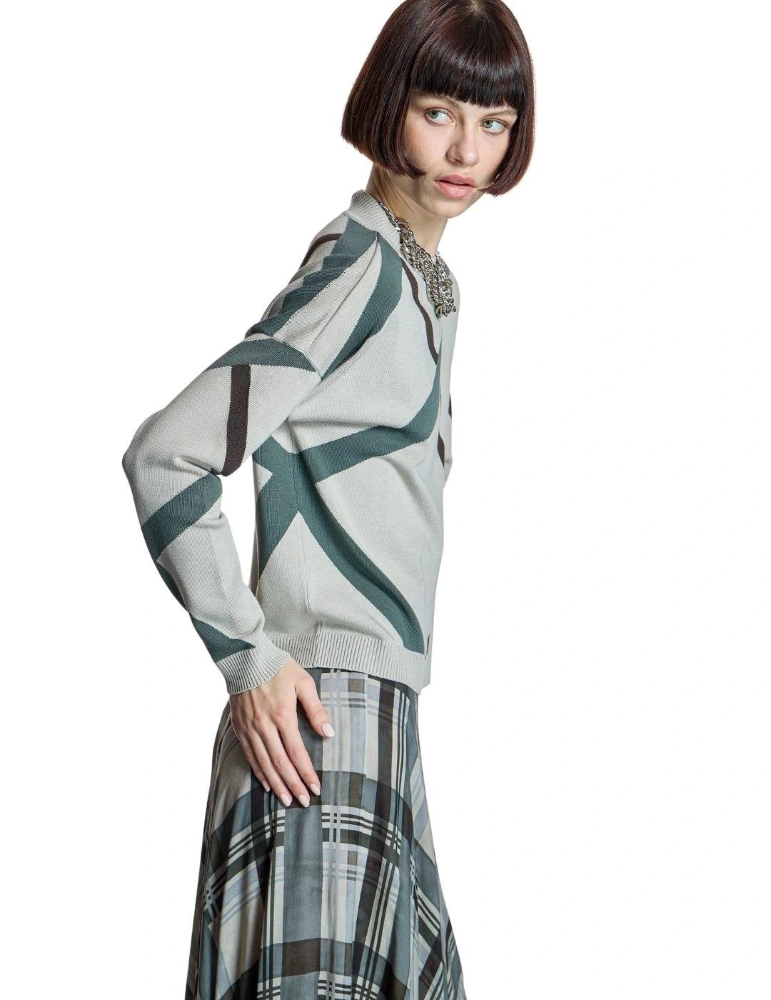 Alba Conde Jersey Piedra con diseño geométrico