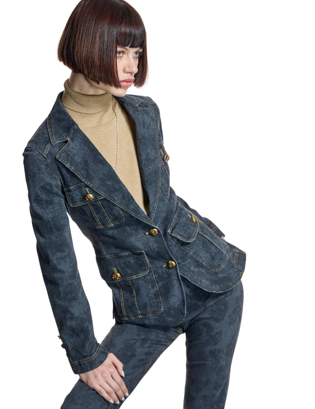 Alba Conde Blazer entallada estampada bolsillos