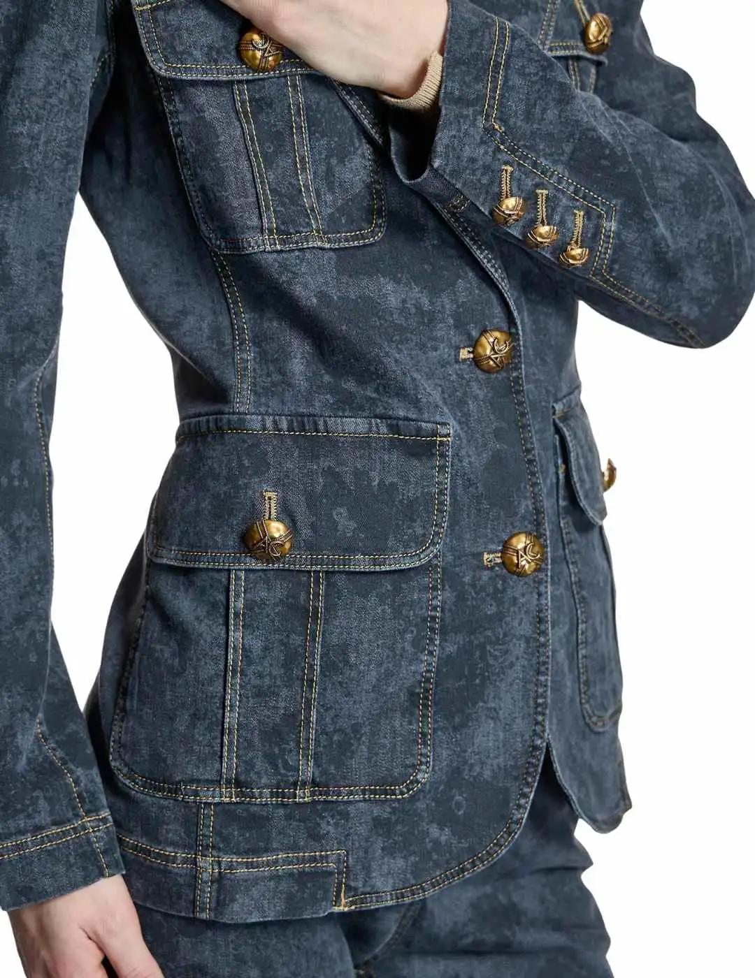 Alba Conde Blazer entallada estampada bolsillos