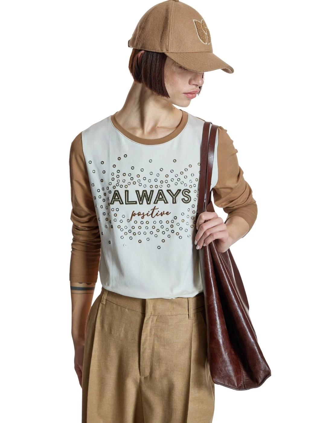 Alba Conde Camiseta con texto bordado y tachuelas