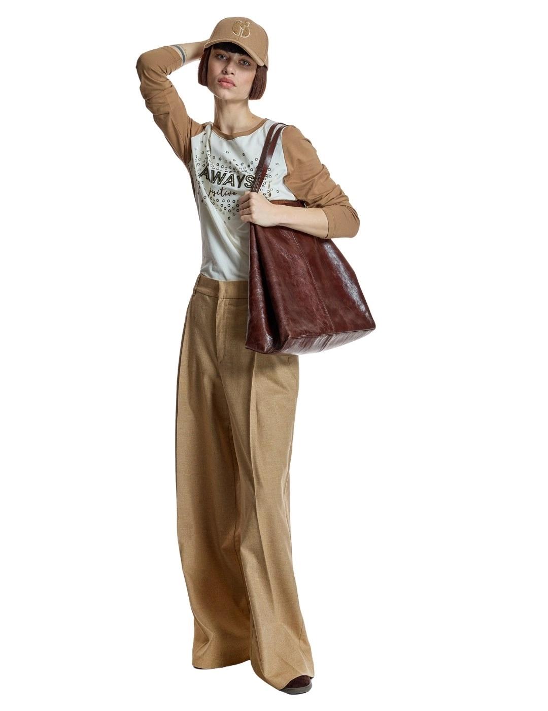 Alba Conde Camiseta con texto bordado y tachuelas