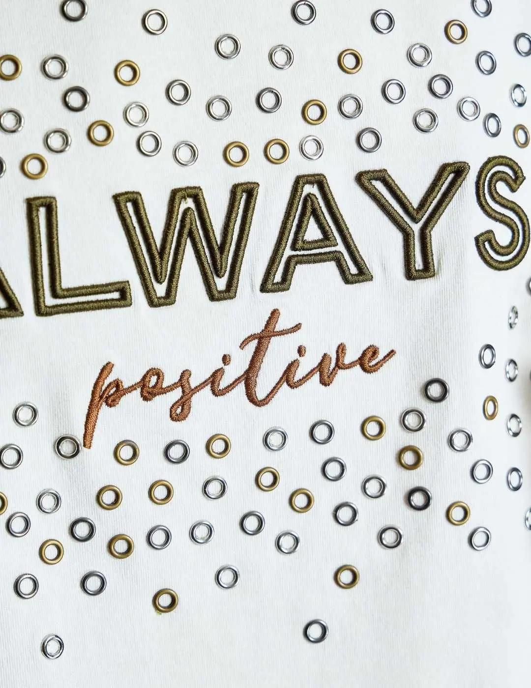 Alba Conde Camiseta con texto bordado y tachuelas