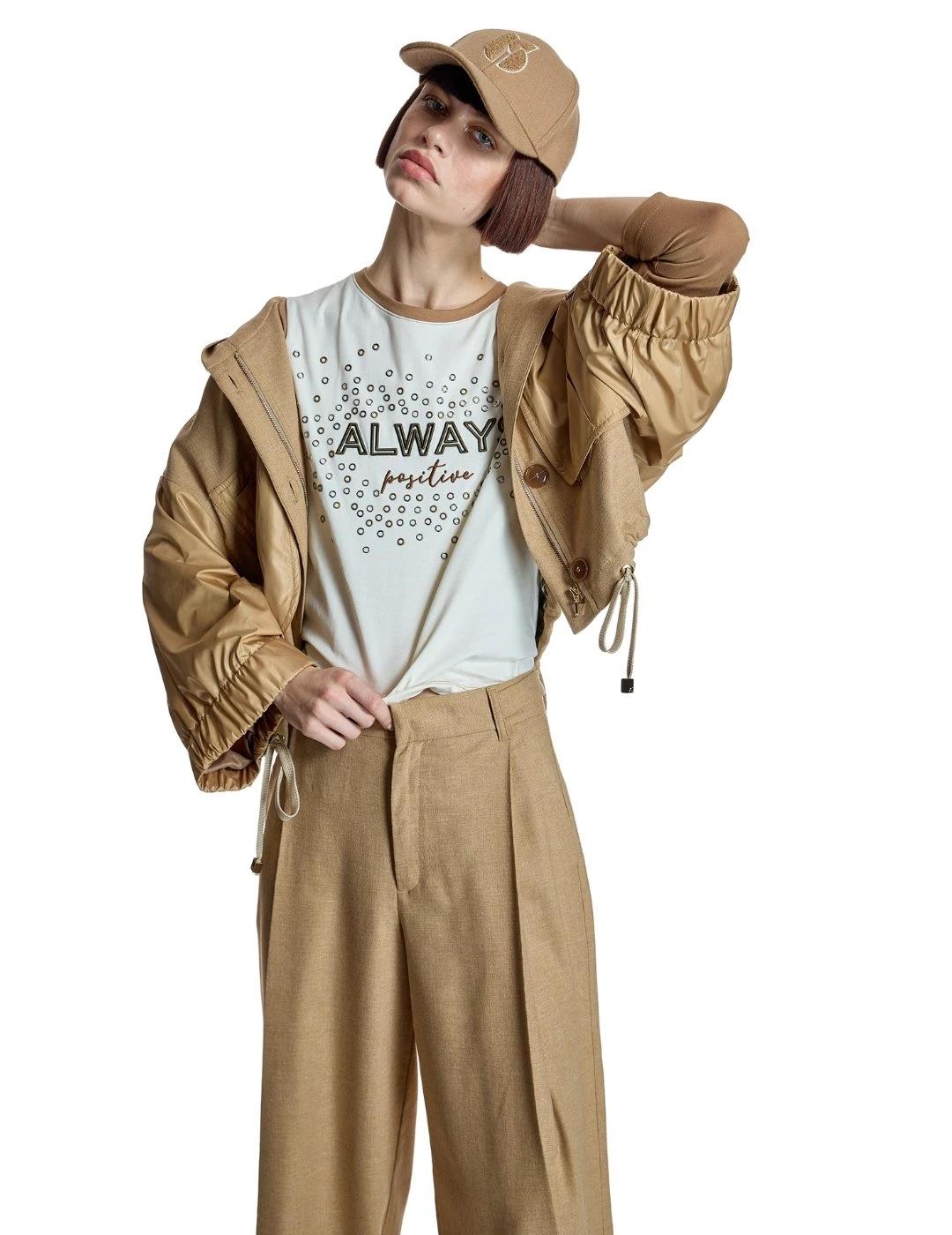 Alba Conde Camiseta con texto bordado y tachuelas