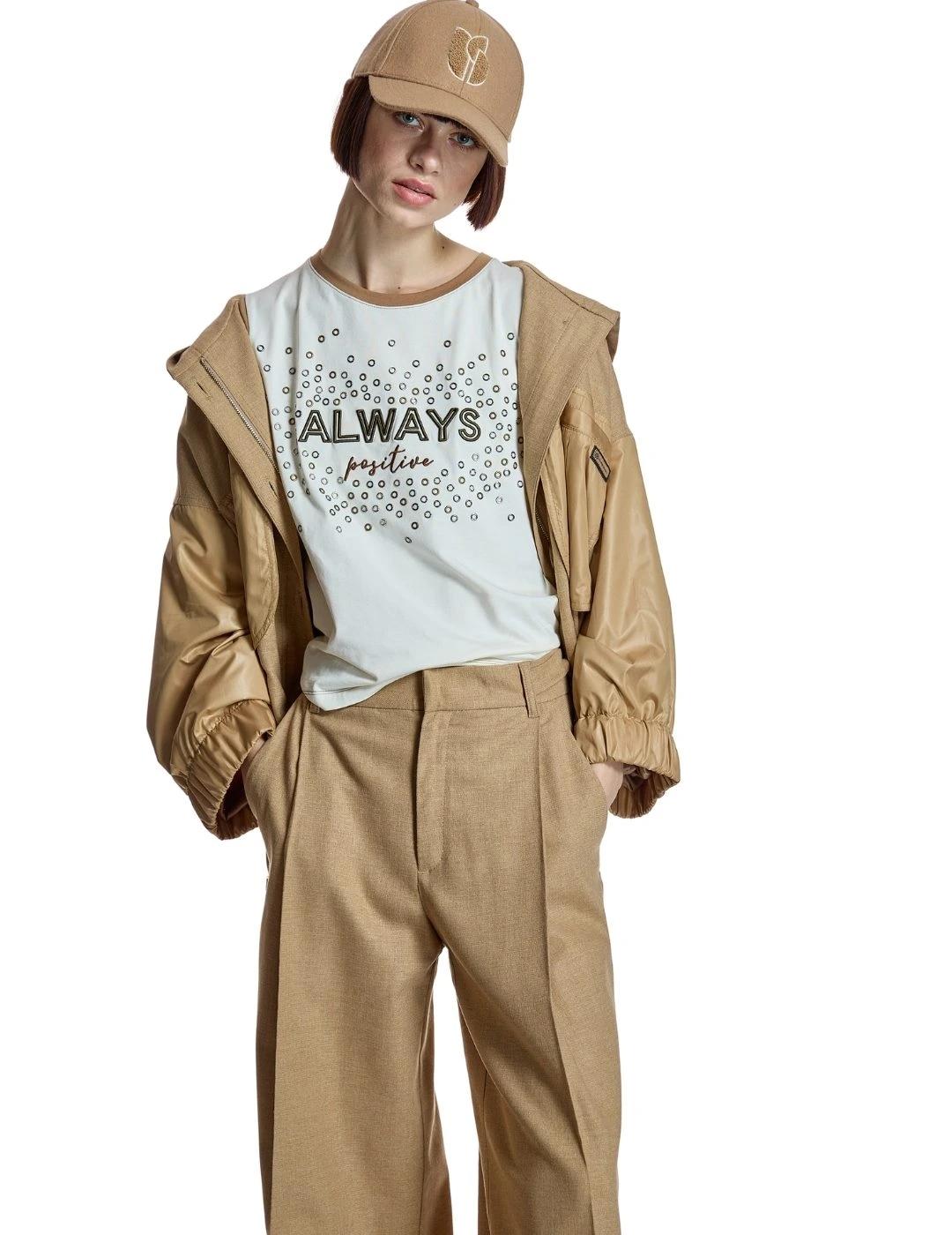 Alba Conde Camiseta con texto bordado y tachuelas