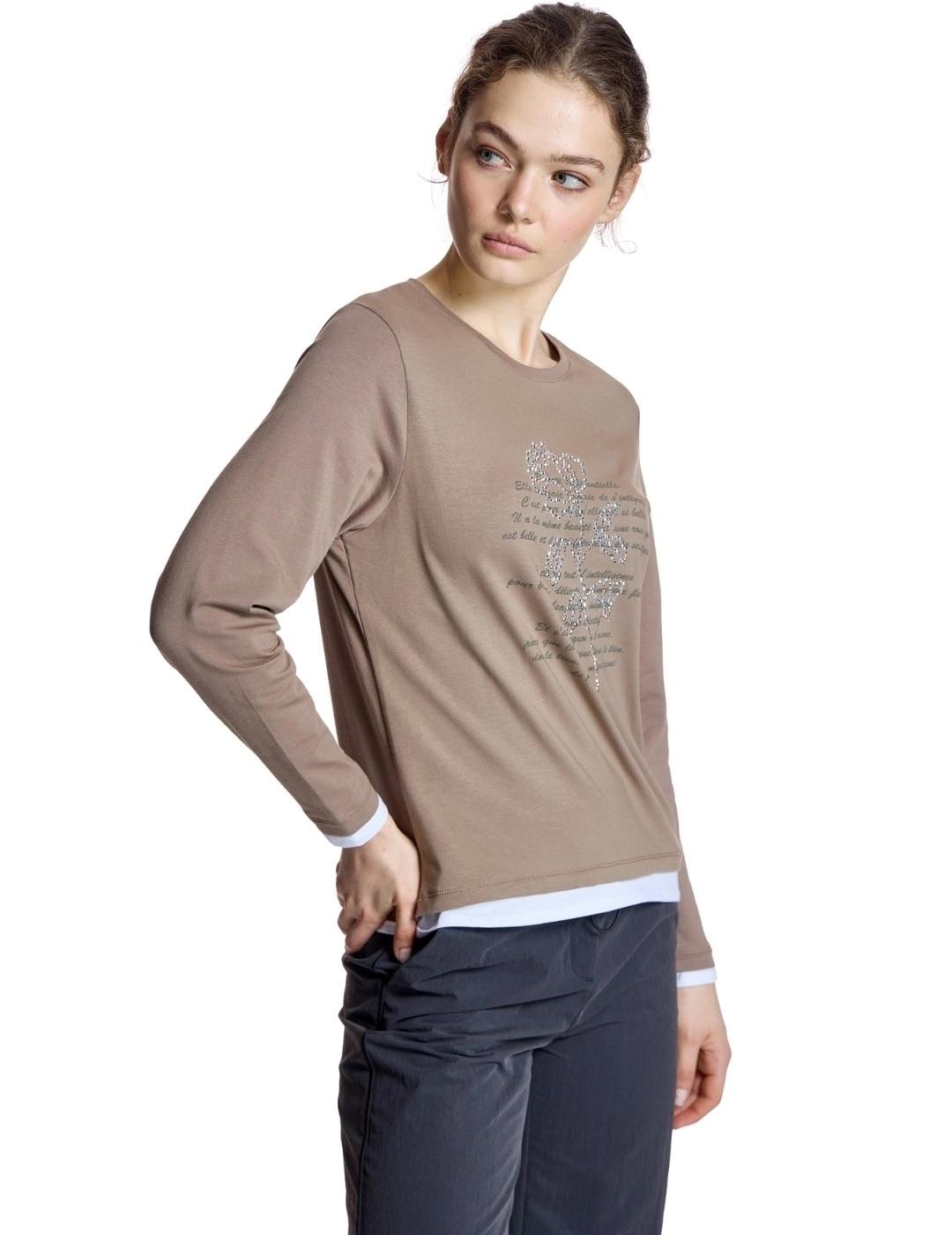 Alba Conde Camiseta Marrón con texto y flor