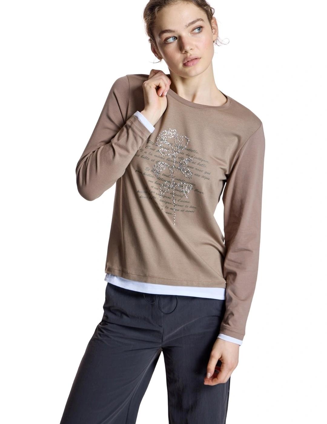 Alba Conde Camiseta Marrón con texto y flor