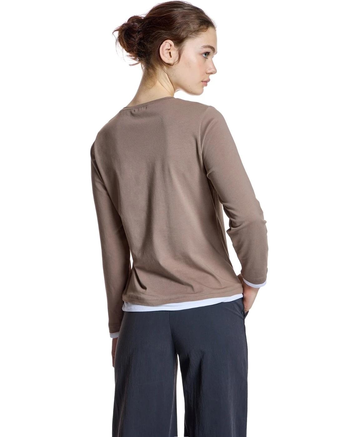 Alba Conde Camiseta Marrón con texto y flor