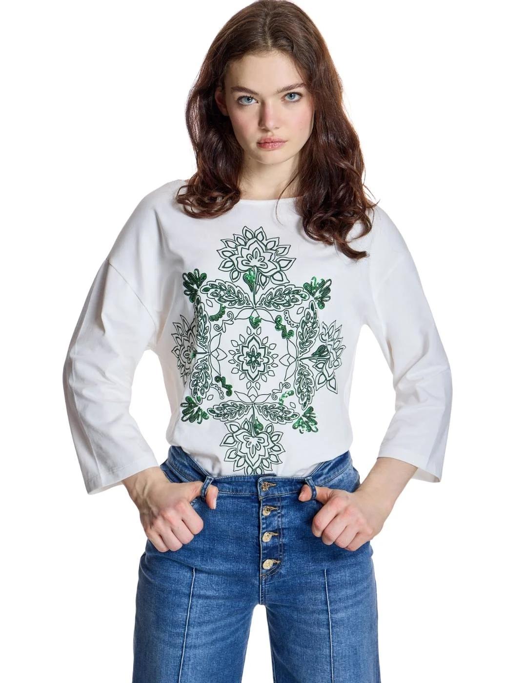 Alba Conde Camiseta Blanca con detalles verdes