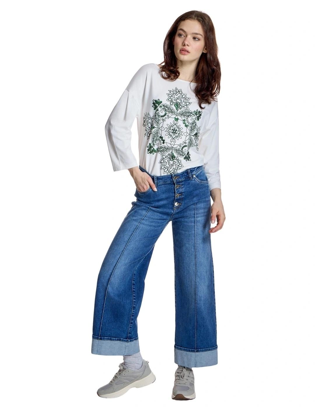 Alba Conde Camiseta Blanca con detalles verdes