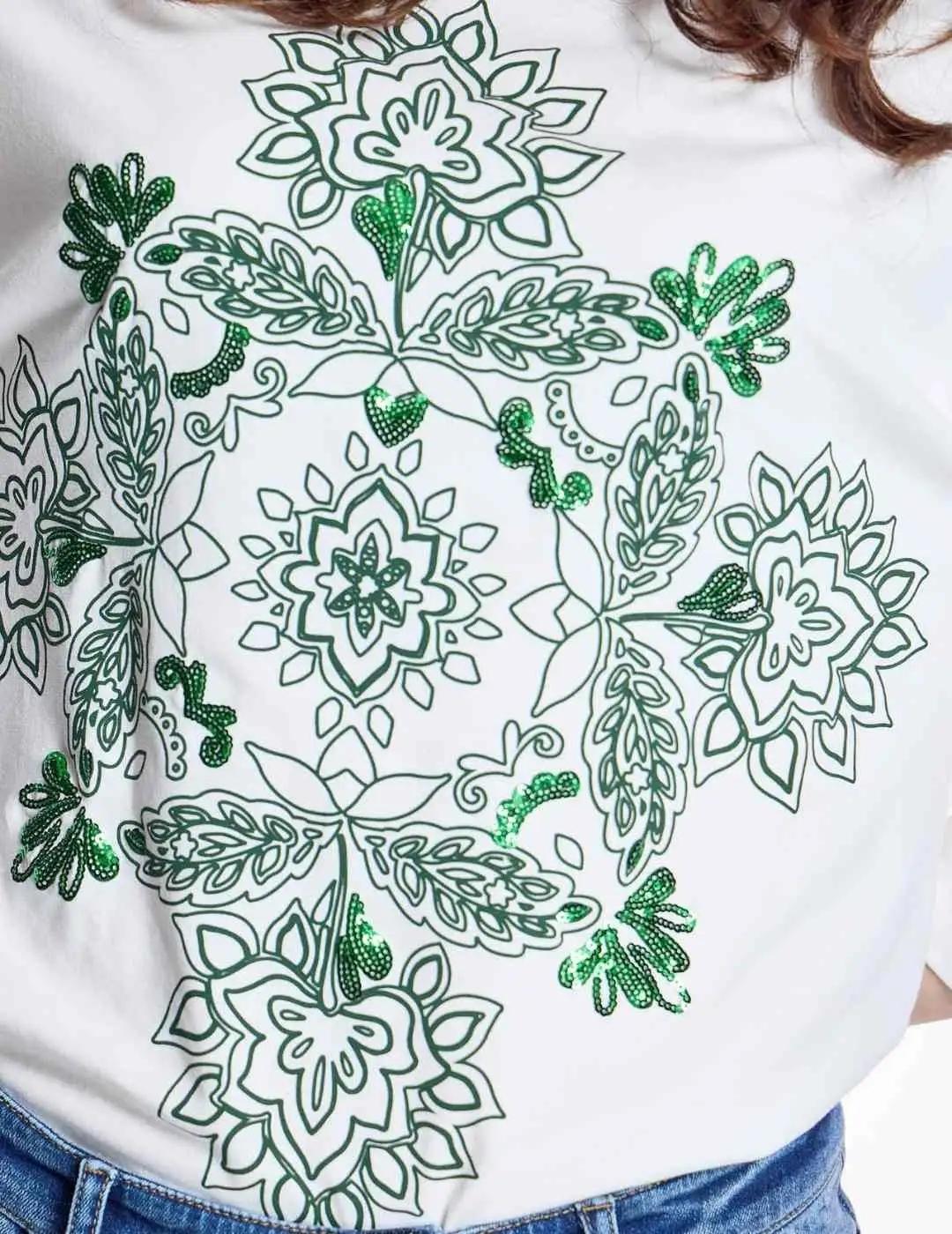 Alba Conde Camiseta Blanca con detalles verdes