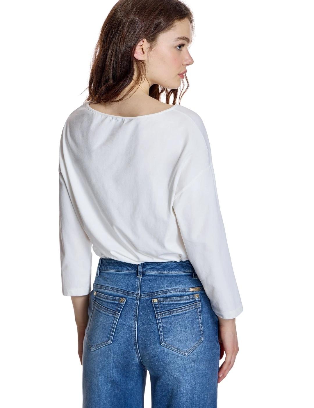 Alba Conde Camiseta Blanca con detalles verdes