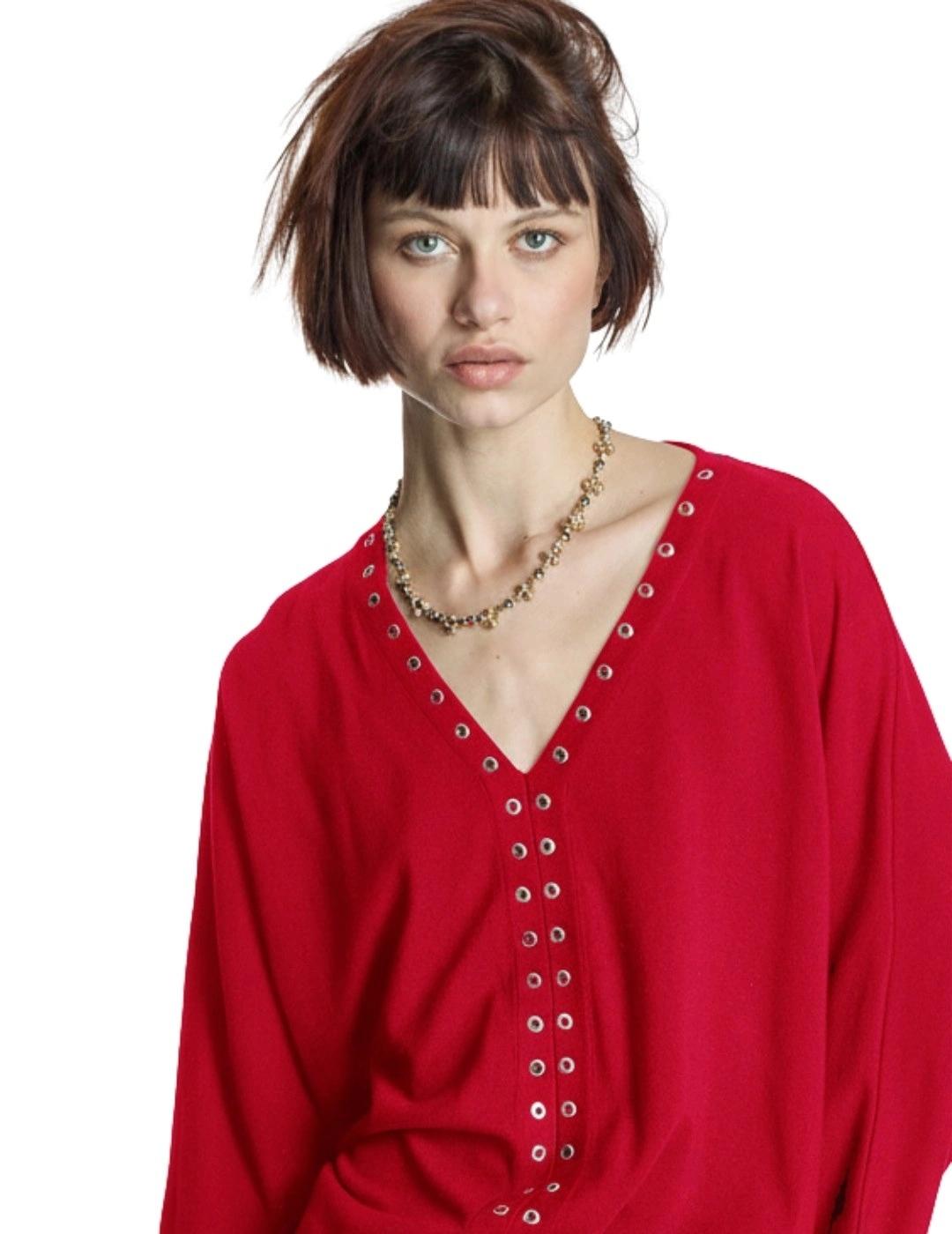 Alba Conde Jersey Rojo con ojales metálicos
