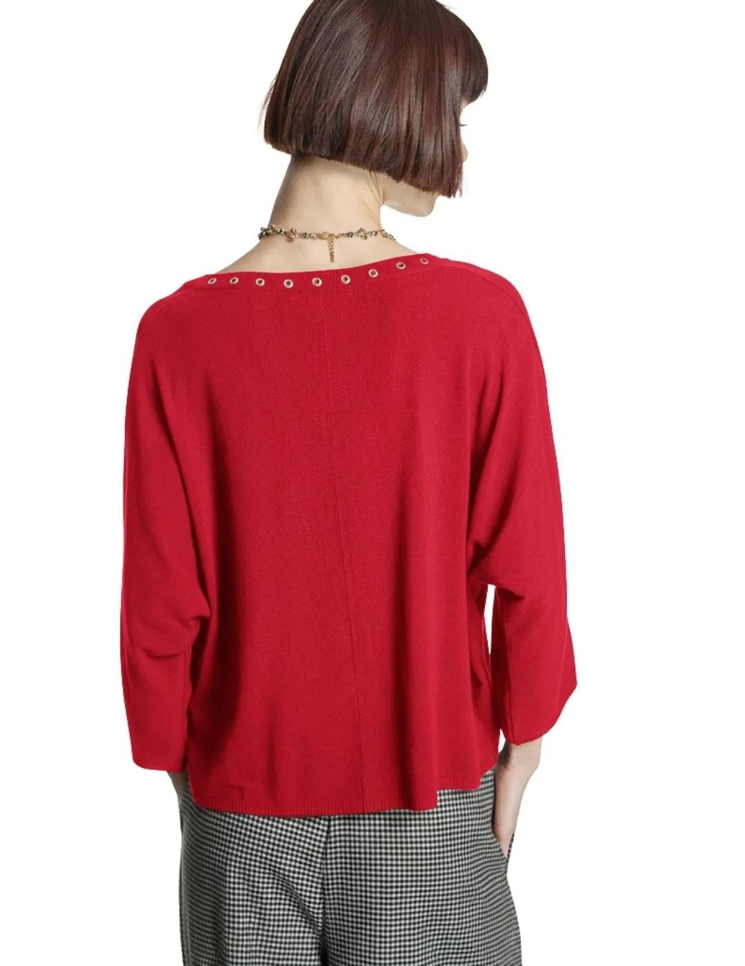 Alba Conde Jersey Rojo con ojales metálicos