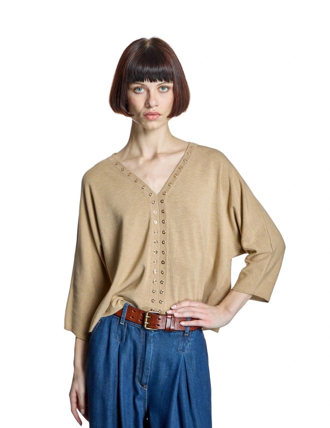 Alba Conde Jersey Camel con ojales metálicos