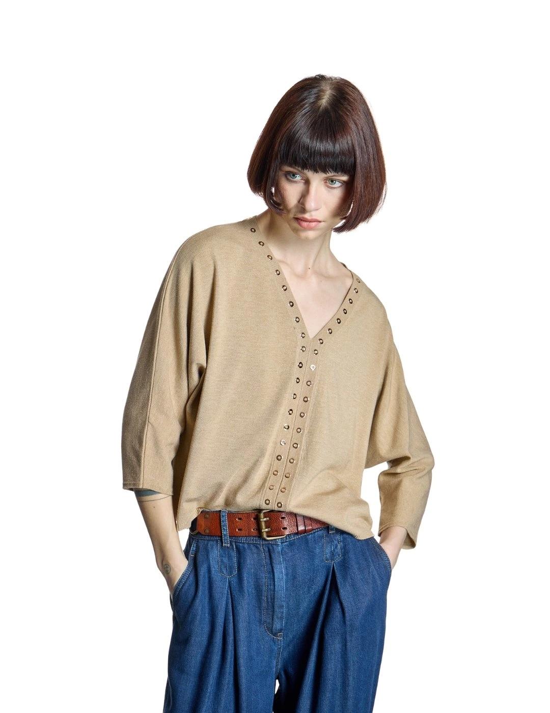 Alba Conde Jersey Camel con ojales metálicos