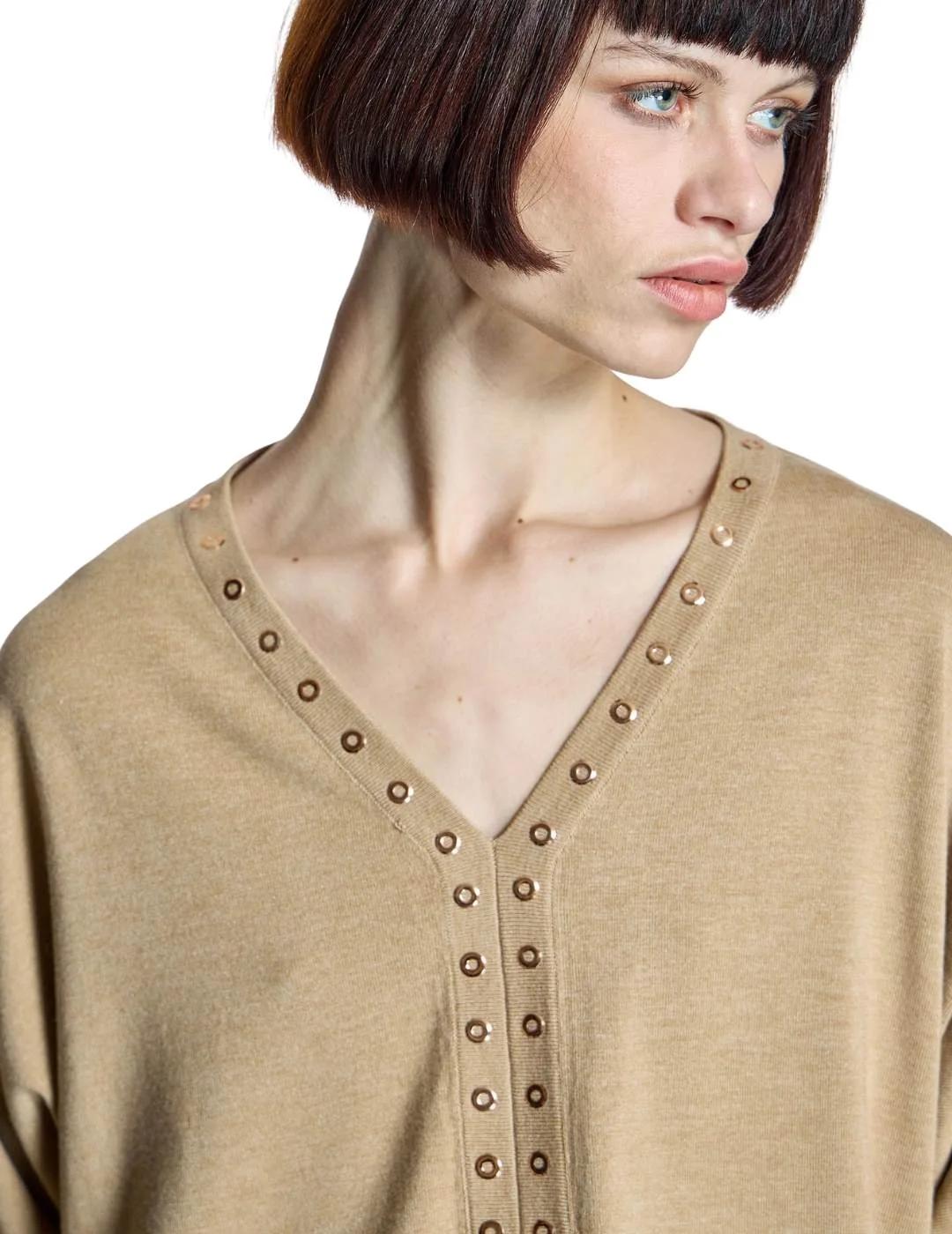 Alba Conde Jersey Camel con ojales metálicos