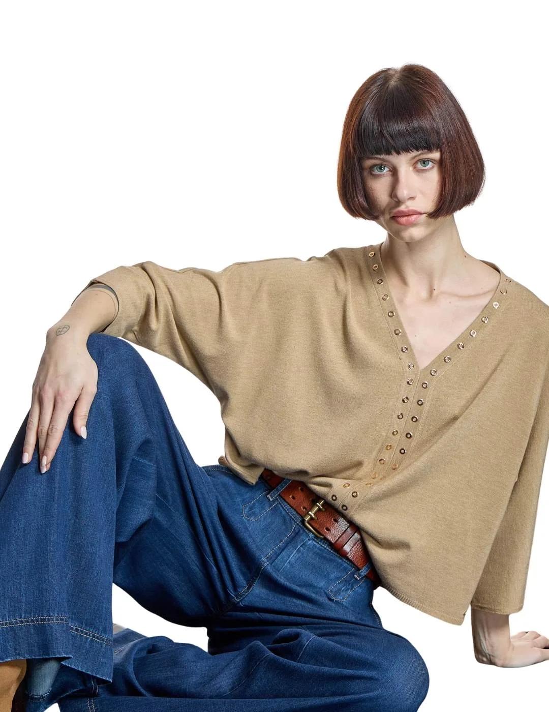 Alba Conde Jersey Camel con ojales metálicos