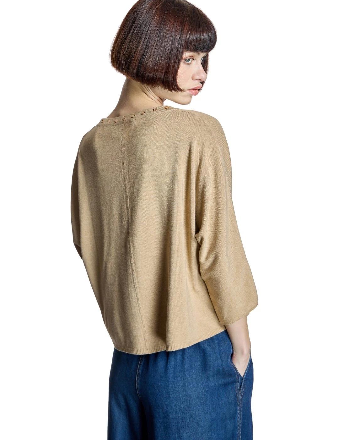 Alba Conde Jersey Camel con ojales metálicos
